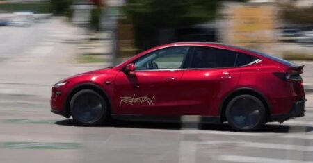 Tesla lança serviço de Robotaxi e valor de mercado dispara em Wall Street